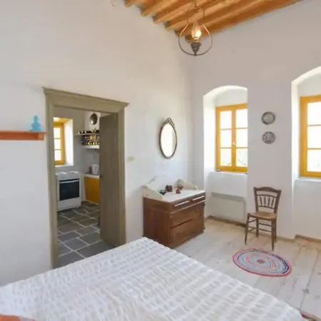 200 Year Old Idyllic Stone House אפולוניה